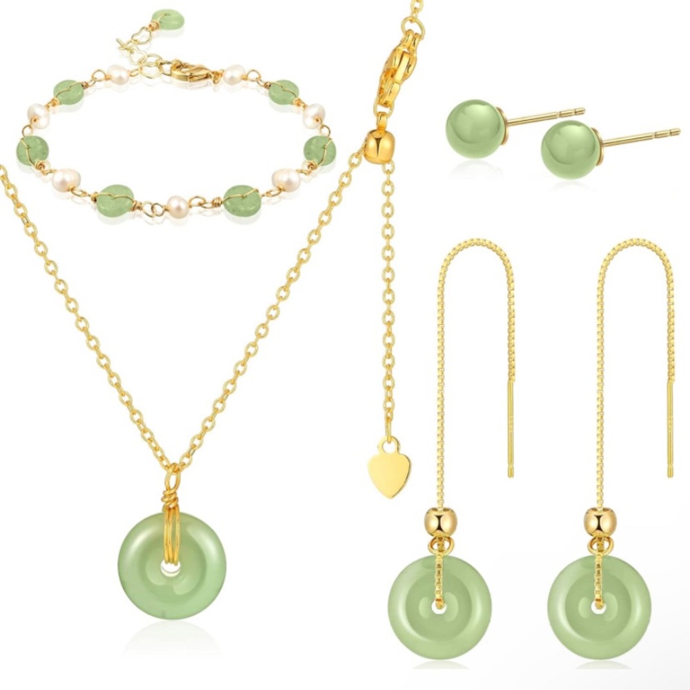 Set of 4 pieces jewelry.